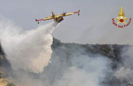 Canadair in azione, bruciano le colline