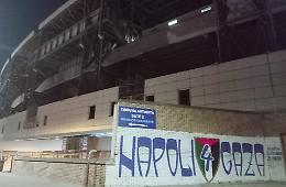 Un murales allo Stadio Maradona celebra lo Scudetto e il ponte di solidarietà con Gaza
