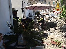 Esplosione, crolla parte di edificio: un morto
