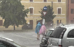 Caldo e maltempo, allerta in 12 Regioni. Strade allagate a Napoli, bomba d'acqua a Bacoli
