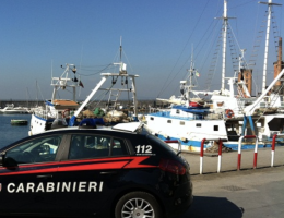 Traghetto partito in ritardo, passeggero minaccia personale con un coltello 