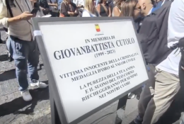 Restaurata la targa per Giogiò Cutolo in piazza Municipio