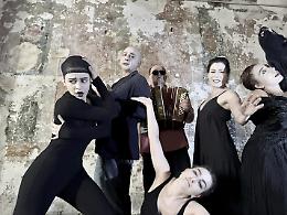 Spettacolo itinerante in un “fantastico” viaggio poetico e urbano