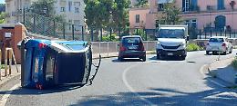 Napoli, Smart si ribalta in via Tasso