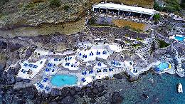 Sigilli all'Hotel Club Scannella, costone scavato e rifiuti in mare
