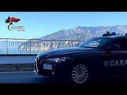 A Sorrento con un pos portatile in borsa per rubare soldi