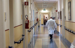 Bambina di 11 anni morta, aperta inchiesta: su corpo segni violenza