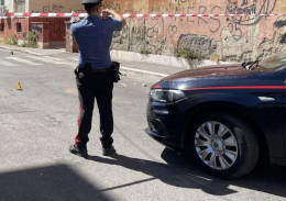 Spari da un'auto in corsa: ferita una ragazza di 19 anni affacciata alla finestra