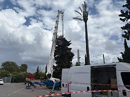 Cede braccio idraulico, cestello precipita da 15 metri di altezza: gravi due operai