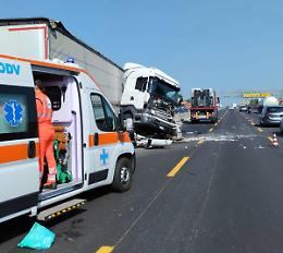 Tir salta la carreggiata e travolge un'ambulanza: tre morti