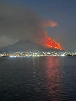 Brucia il Vesuvio