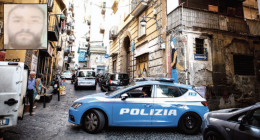 Il centro assediato dai rapinatori, caccia a gioielli e orologi di lusso