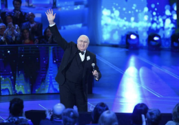 L'addio a Pippo Baudo: camera ardente al Teatro delle Vittorie, poi i funerali nella sua Sicilia
