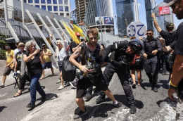 Israele, scioperi e proteste in tutto in Paese. Media: raid Idf su ospedale a Gaza City
