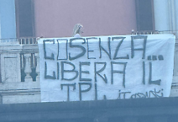 Tassisti, striscione a via Acton: «Cosenza libera il trasporto pubblico locale»