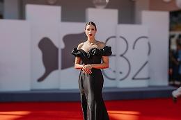 
Venezia 82, Rossella Vitolo brilla sul red carpet tra Jude Law e Alicia Vikander
