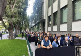 Armani, alla camera ardente ancora lunga fila per l'ultimo saluto