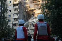 Maxi attacco russo sull'Ucraina: droni e missili su Kiev, colpita sede del governo