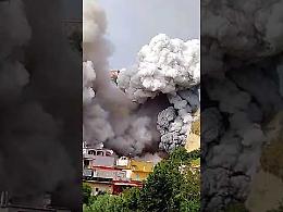 Esplosione a Pianura, prima il fumo poi due scoppi: il video choc