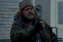 Stefano Fresi senzatetto “da favola” nel corto "Il costo di un miracolo" di Sabina Pariante
