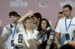 Meloni sul palco di Fenix: «Minacce si moltiplicano, ma non abbiamo paura»