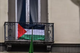 Bandiera palestinese sulla facciata di Palazzo San Giacomo