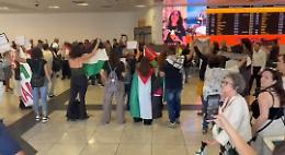 Attivisti pro Pal in aeroporto: no a sionisti in vacanza