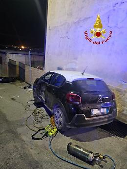 Schianto tra auto e scooter, morto un 16enne