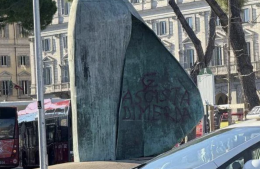 Imbrattata la statua di Papa Wojtyla con falce e martello e la scritta «fascista»