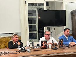 Angelo Pisani insultato da un gruppo di attiviste