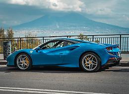 Sul lungomare di Napoli arrivano le supercar 
