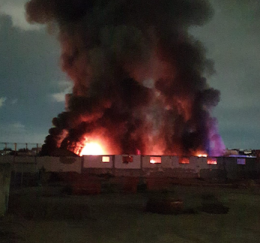 Maxi-incendio a Ponticelli, sgomberate dieci famiglie