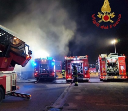 Magazzino in fiamme, palazzina evacuata