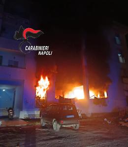 Incendio in un condominio: 4 feriti, evacuate 15 famiglie 