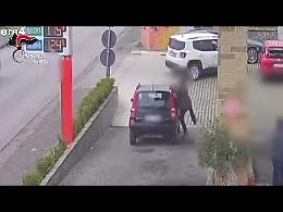 «Voglio solo parlare»: si avvicina all'auto dell'ex e strappa via la maniglia