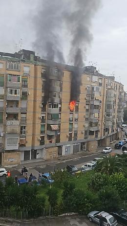 Incendio in un appartamento, paura a Scampia