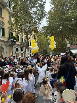 Vomero, sfilata di bambini vestiti da santi e angioletti per Ognissanti nel segno di “Pace e Bene”