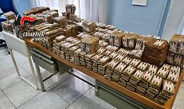 Oltre un quintale di hashish in un’auto: è caccia al proprietario