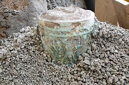 Pompei: vaso di pasta vitrea da Alessandria emerge in thermopolium