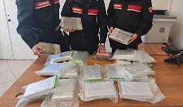 In auto con 23 chili di cocaina: arrestata