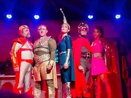 “Super”, i supereroi caduti in scena al Teatro Bracco