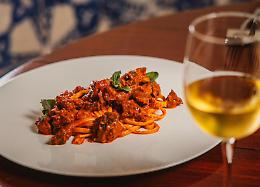 Alla Taverna La Riggiola la tradizione del quinto quarto di carne e di pesce è servita 