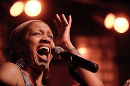 Julie McKnight canta alla Discoteca Hype