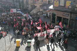 Studenti in piazza a Napoli, al corteo anche una bara per morte scuola pubblica
