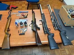 Anziano spara contro auto in sosta con fucile a pallini