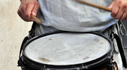 Non sopporta le campane della messa, entra in chiesa col tamburo