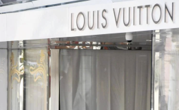 Colpo grosso da Louis Vuitton in via dei Condotti, vetrina sfondata con l'auto e merce rubata