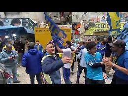 Maradona, tifosi argentini al murale nel quinto anniversario della morte