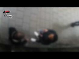 Ripreso dalle telecamere mentre minaccia ex, arrestato 54enne