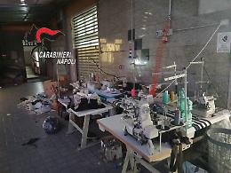 Scoperta fabbrica abusiva con “dormitorio”: 11 denunciati